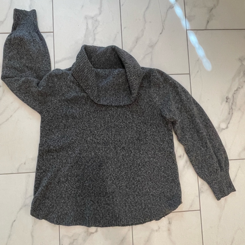 Tahari women’s turtleneck sweater